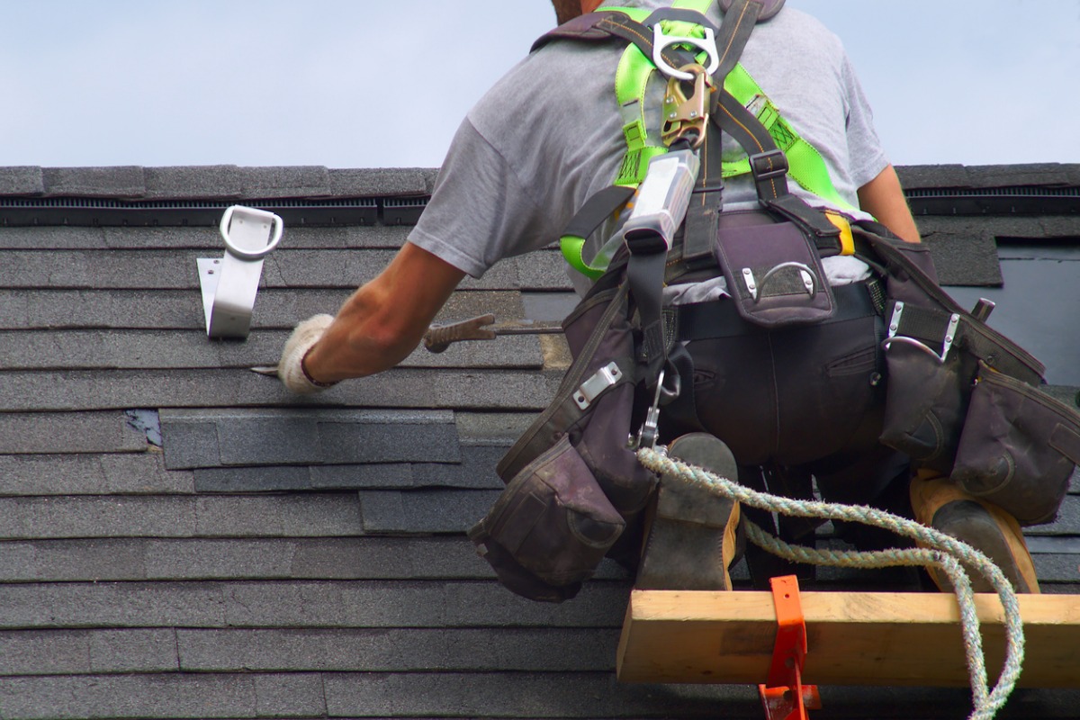 Roof Repair Construction Worker Roofer Man Roofing Security Rope Picture Id1175090625 