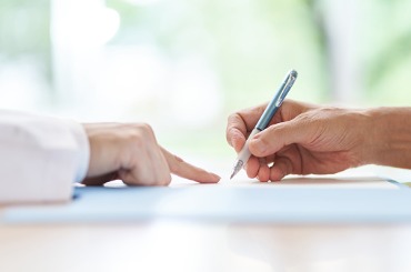 people signing with a doctor explaining the contract picture